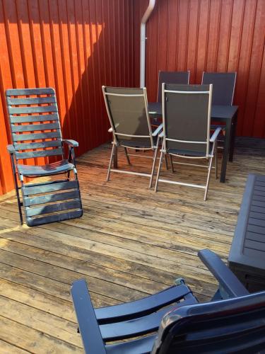 a group of chairs and a table in a room at Skönaste stället som finns. Bara 300 m till havet. in Lysekil