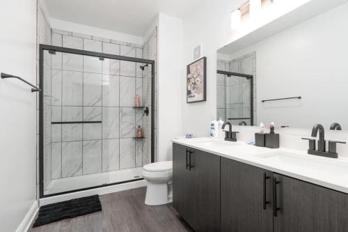 y baño con ducha, aseo y lavamanos. en Corporate Housing by MGM, en Whitestown
