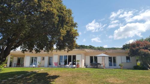 A MERENDELLA, villa avec vaste jardin arboré, vue mer, accès direct plage