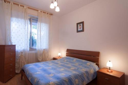 - une chambre avec un lit, 2 tables de nuit et une fenêtre dans l'établissement Appartamento BC, à Follonica