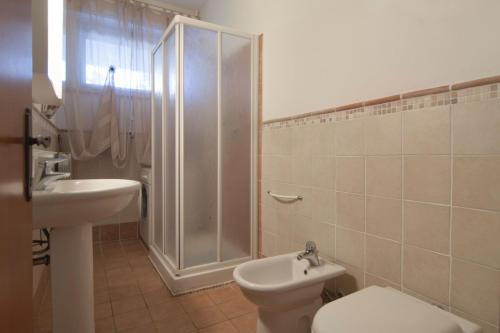 La salle de bains est pourvue d'une douche, de toilettes et d'un lavabo. dans l'établissement Appartamento BC, à Follonica
