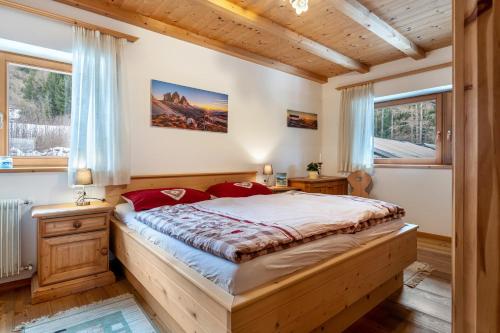 - une chambre avec un lit et une fenêtre dans l'établissement Ferienwohnung Toni II, à Alpe di Siusi