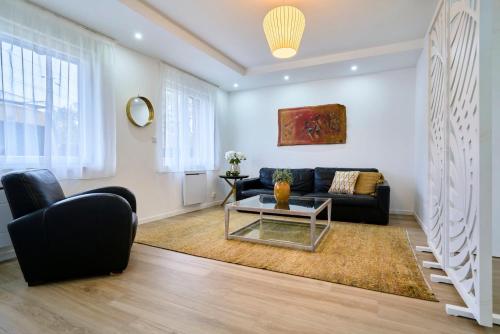 un salon avec un canapé et une table dans l'établissement 2 bedroom apartment w/ courtyard at Croisé Laroche, à Marcq-en-Barœul