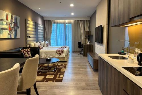 um quarto de hotel com uma cama e uma sala de estar em 1ceylon luxury pharoah apartment 2310 em Kuala Lumpur