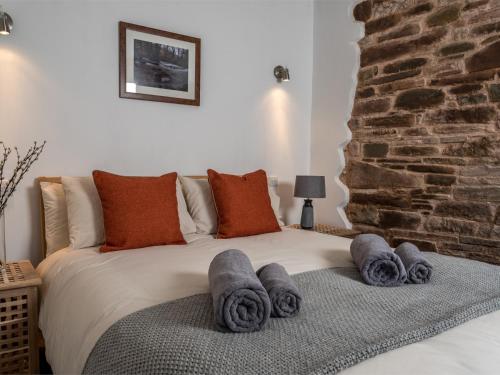um quarto com uma cama com toalhas em 2 Bed in Pengenffordd BN366 em Cathedine