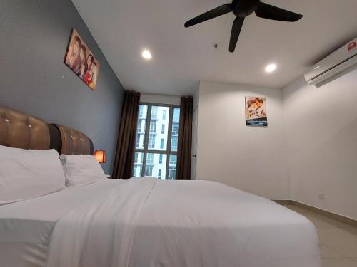 Schlafzimmer mit einem weißen Bett und einem Deckenventilator in der Unterkunft 3 Elements-MRT2 -30min to TRX Bkt Bintang -Wifi - Self Check In in Seri Kembangan