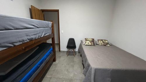 - une chambre avec 2 lits superposés et une chaise dans l'établissement Casa No Ninho, à Porangaba
