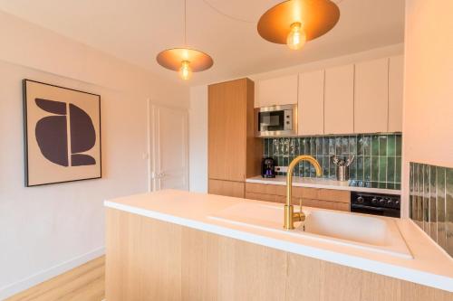 une cuisine avec un évier et un plan de travail dans l'établissement 3 bedroom apartment on the Grand Place, à Lille