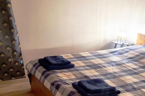 una camera da letto con un letto con asciugamani blu di Chambre indépendante chez l'habitant à la campagne proche bordeaux et l'ange bleu a Gauriaguet