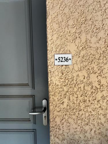 een deur met een bord waarop staat bij appartement superbe Vue Mer,piscine,parking privee, in La Croix-Valmer