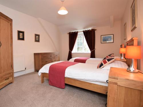 a bedroom with a large bed and a window at 3 Bed in Sidmouth HARRI in Talaton