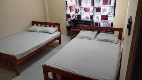 two beds in a room at Samarathunga Guest House in Katunayake