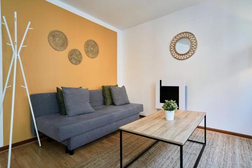 un salon avec un canapé et une table dans l'établissement Vieux-Lille charmant deux pièces, à Lille