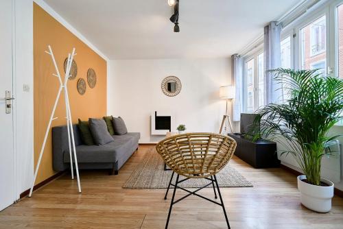 un salon avec un canapé et une chaise dans l'établissement Vieux-Lille charmant deux pièces, à Lille