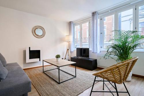 un salon avec un canapé et une table dans l'établissement Vieux-Lille charmant deux pièces, à Lille
