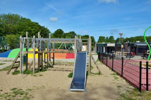 um parque infantil com escorrega num parque em Camping de Krabbeplaat em Brielle