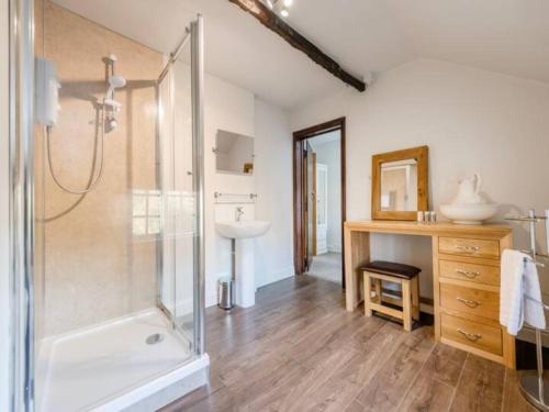 y baño con ducha y lavamanos. en Pass the Keys Shrewsbury Grade 2 Listed Black White Cottage en Shrewsbury