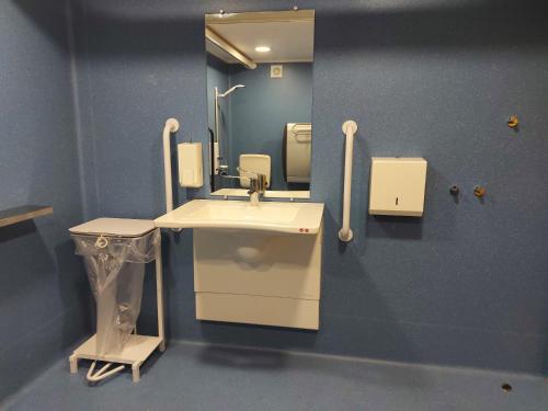A bathroom at Callander Hostel