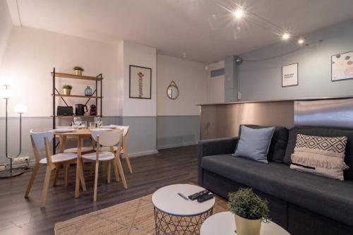 un salon avec un canapé et une table dans l'établissement Apartment near the train station ouigo TGV, à Tourcoing
