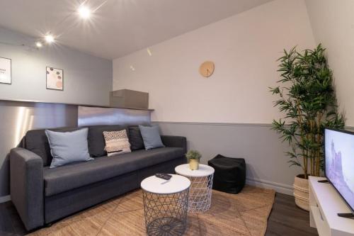 - un salon avec un canapé et une table dans l'établissement Apartment near the train station ouigo TGV, à Tourcoing