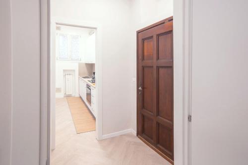 a hallway with a door leading to a kitchen at Ca Viola e Tobia by Venicevillas in Venice