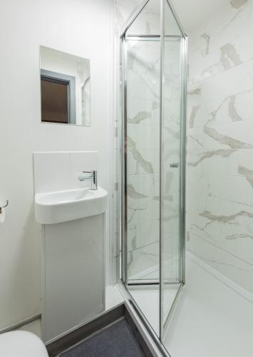 Ένα μπάνιο στο Modern 5 Bed House in Bedford Perfect For Contractors