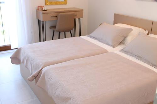 - 2 lits dans une chambre d'hôtel avec un bureau et un bureau dans l'établissement Villa Ivka, à Ploče
