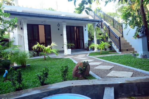 ElagawagodaにあるLake & Ocean Villa ahangamaの庭と通路のある家