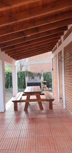 una mesa de picnic y un banco en un patio en Cabaña en El Trapiche Jotita Jota en Trapiche