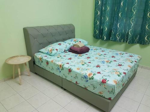เตียงในห้องที่ Damai Eco Homestay Nilai Negeri Sembilan