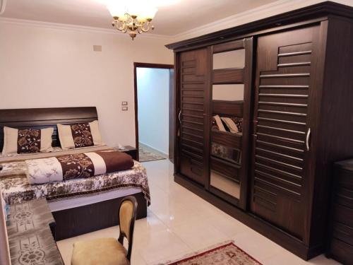 a bedroom with a bed and a closet at شقة راقية مطلة علي كورنيش النيل المعادي - عوائل فقط in Cairo