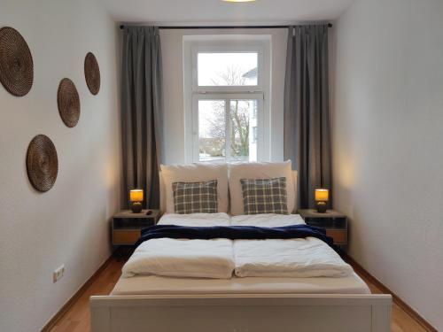 um quarto com uma cama grande e uma janela em Stilvolles Apartment in Leipzig zwischen Flughafen, Messe, Porsche und BMW em Leipzig