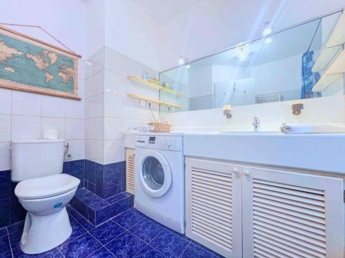 een badkamer met een toilet en een wasmachine bij New ! Terrasse Vue Mer - A 10min de Cannes in Le Cannet