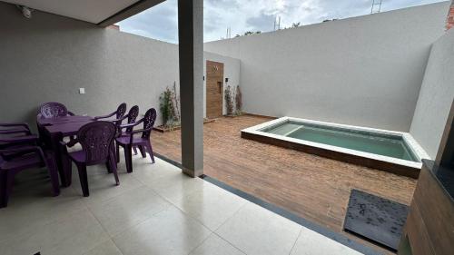 een patio met een tafel en stoelen en een zwembad bij Casa Alissa in Bonito