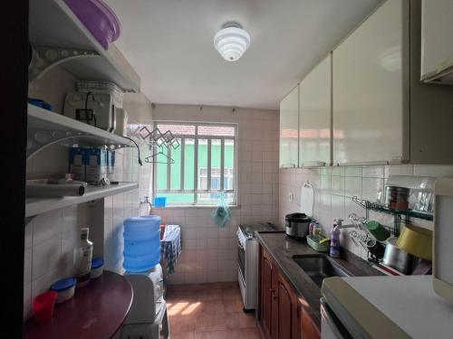 een keuken met een wastafel en een aanrecht bij Apartamento 106 in Cabo Frio