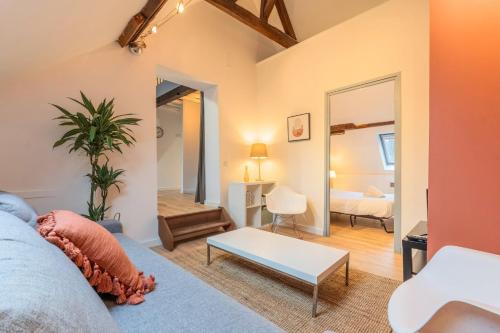 un salon avec un canapé et une table dans l'établissement Apartment in the heart of Old Lille, à Lille