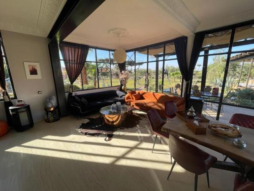 a living room with a couch and a table at Kech-Montana in Mzoudia