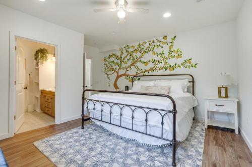 Llit o llits en una habitació de Modern Coloma Cottage Walk to Little Paw Paw Lake