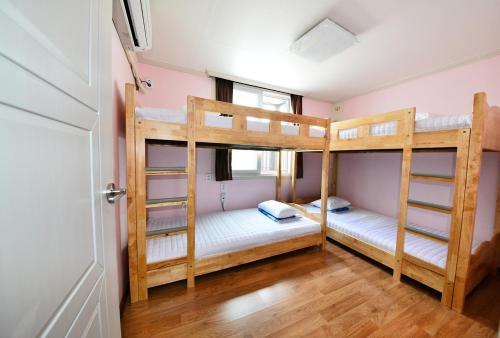 Gyeongju Namu Guesthouse emeletes ágyai egy szobában
