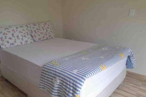 Ένα ή περισσότερα κρεβάτια σε δωμάτιο στο Casa com piscina no interior em condomínio fechado