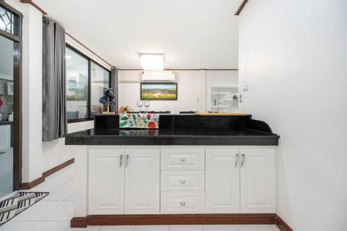 Una cocina o cocineta en MIQ HK16 - 3BR Huai Khwang MRT with Pool Table near Jodd Fair