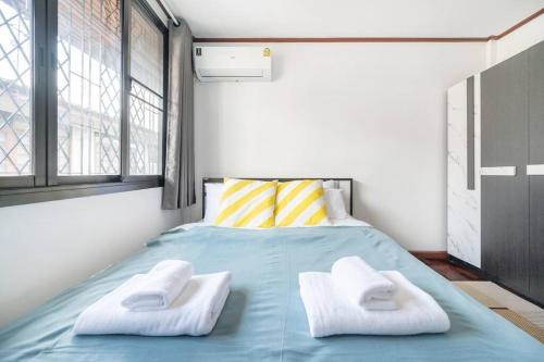 Una cama o camas en una habitación de MIQ HK16 - 3BR Huai Khwang MRT with Pool Table near Jodd Fair