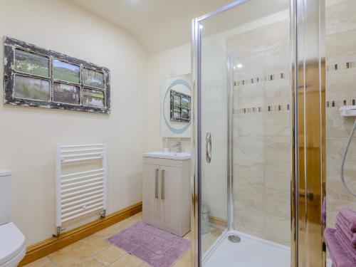 a bathroom with a shower and a toilet at 2 Bed in Ironbridge 77771 in Leighton