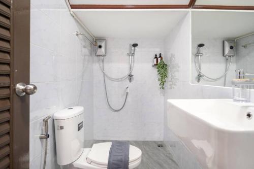Un baño de MIQ HK16 - 3BR Huai Khwang MRT with Pool Table near Jodd Fair