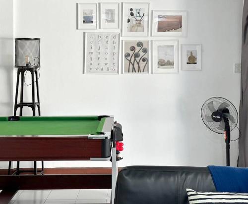 Galería fotográfica de MIQ HK16 - 3BR Huai Khwang MRT with Pool Table near Jodd Fair en Ban Song Krathiam