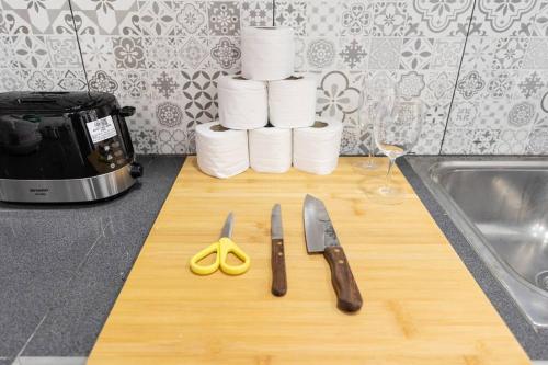 Una cocina o cocineta en MIQ HK16 - 3BR Huai Khwang MRT with Pool Table near Jodd Fair