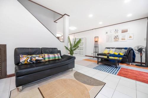Un lugar para sentarse en MIQ HK16 - 3BR Huai Khwang MRT with Pool Table near Jodd Fair