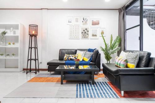 Un lugar para sentarse en MIQ HK16 - 3BR Huai Khwang MRT with Pool Table near Jodd Fair