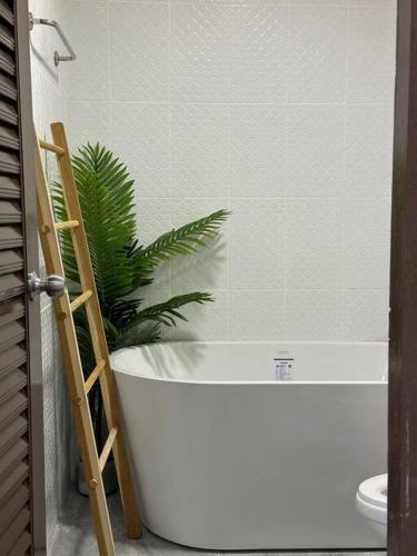 Un baño de MIQ HK16 - 3BR Huai Khwang MRT with Pool Table near Jodd Fair