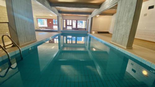Bazén v ubytování Pool and Sauna! San Bernardino 3-Bedroom Apartment with Free Parking and Wifi, Netflix Account Available! nebo v jeho okolí
